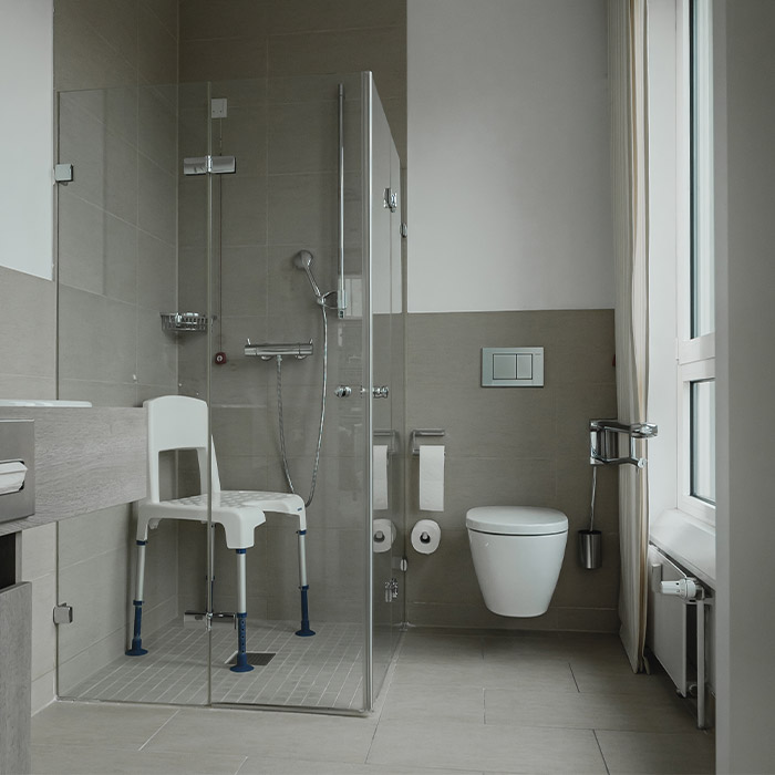 Modernes Patientenbadezimmer mit Dusche und WC in der ATOS Klinik Hamburg Fleetinsel. 