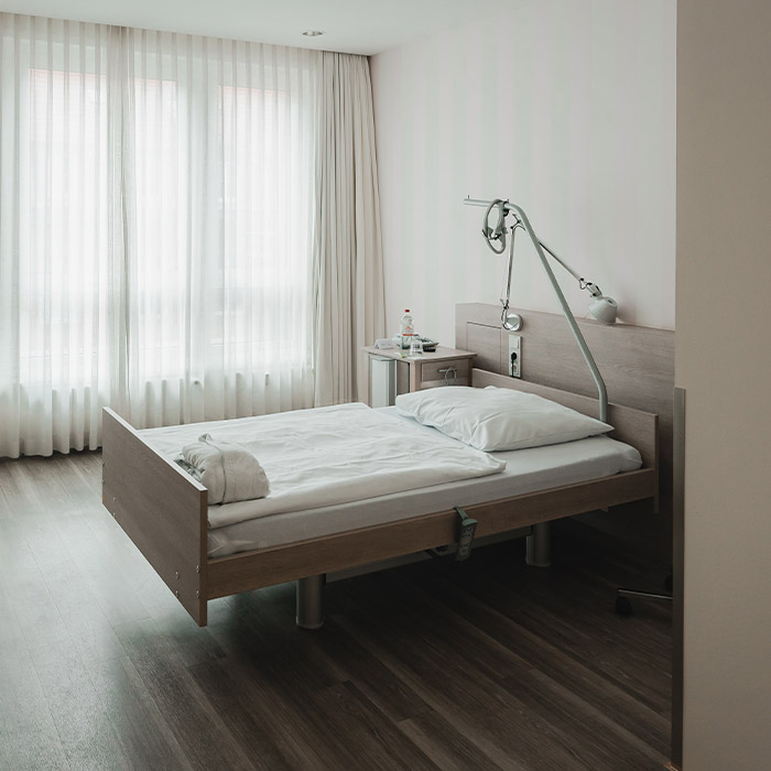 Bett in Patientenzimmer in der ATOS Klinik Hamburg Fleetinsel